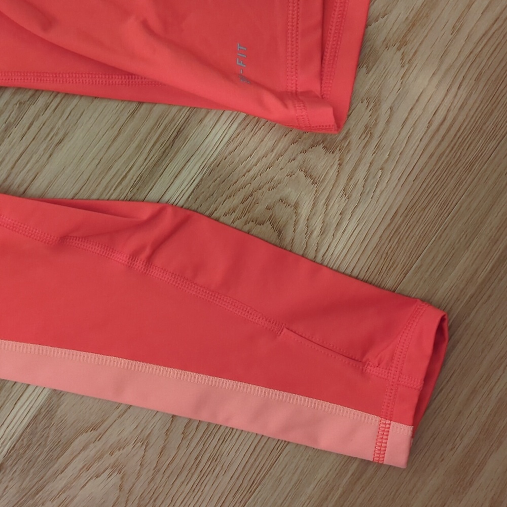 Nike exercise top - Picture 2 of 5